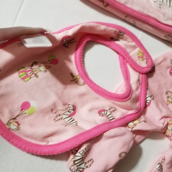 Gymboree Brand New Baby Zebra Used blanket, NWT 0-3 month sleeper & Bib. - Picture 4 of 4